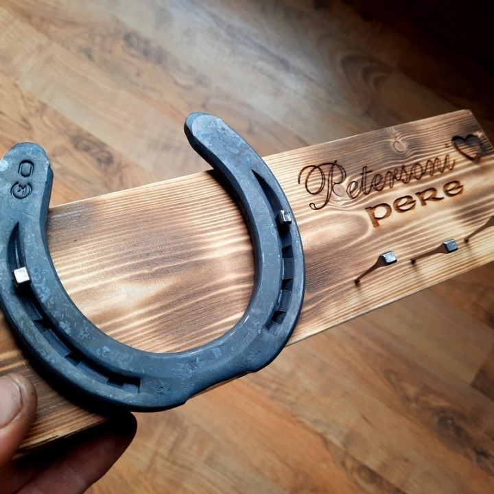 Деревянная ключница с подковой и индивидуальной гравировкой