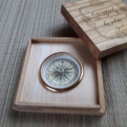 Kompass puidust kinkekarbis  personaalse graveeringuga