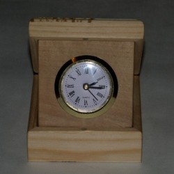 Деревянные настольные часы с индивидуальной гравировкой