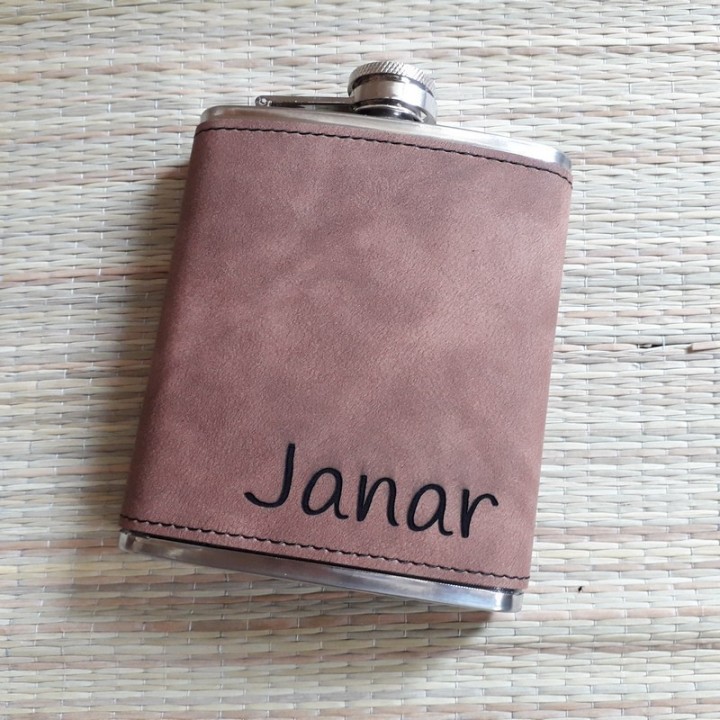 Фляжка в коже с индивидуальной гравировкой