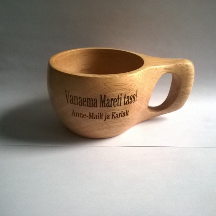 Деревянная кружка с индивидуальной гравировкой