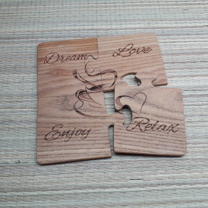 Деревянные подставки для четверых с индивидуальной гравировкой