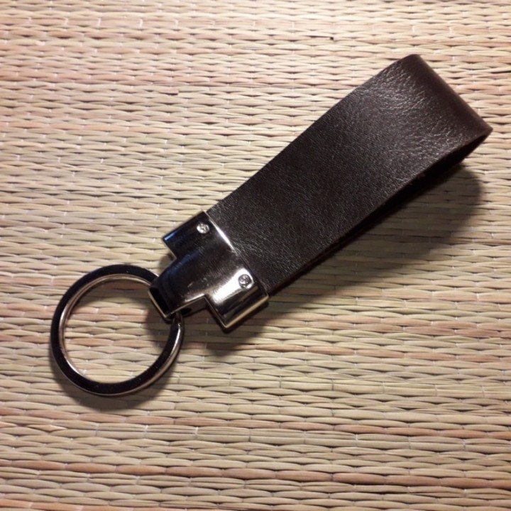 Брелок из кожи с индивидуальной гравировкой
