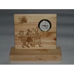 Деревянные  часы с индивидуальной гравировкой
