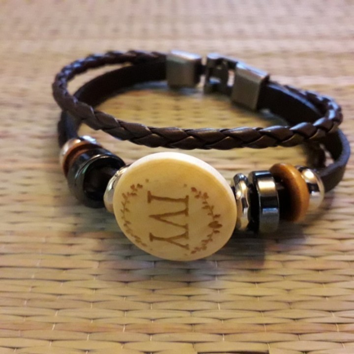 Браслет из кожи и дерева с индивидуальной гравировкой