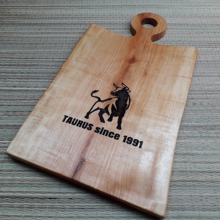 Деревянная разделочная доска с индивидуальной гравировкой