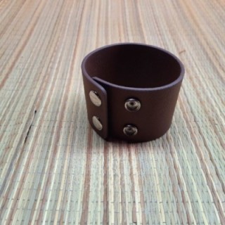 Nahast käevõru personaalse graveeringuga