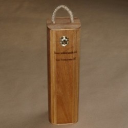 Pudeli kinkekarp puidust Ø 10 cm K: 34 cm personaalse graveeringuga