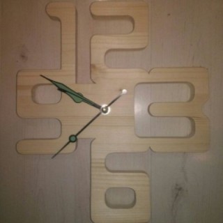 Puidust seina käsitöö kell personaalse graveeringuga