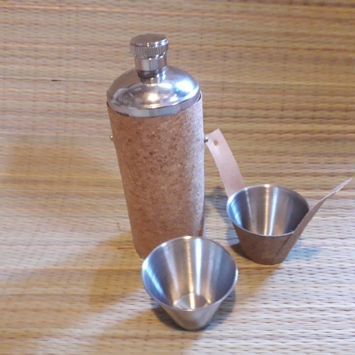 Plasku  ümar kork viimistlus personaalse graveeringuga