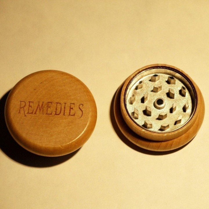 Puidust tubaka purustaja grinder personaalse graveeringuga