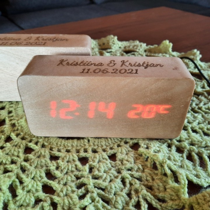 Деревянные цифровые настольные часы кубик с индивидуальной гравировкой