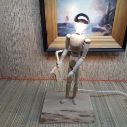 Деревянная лампа человек с индивидуальной гравировкой