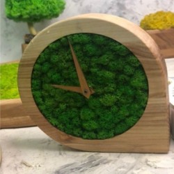Деревянные настольные часы  с мхом с индивидуальной гравировкой