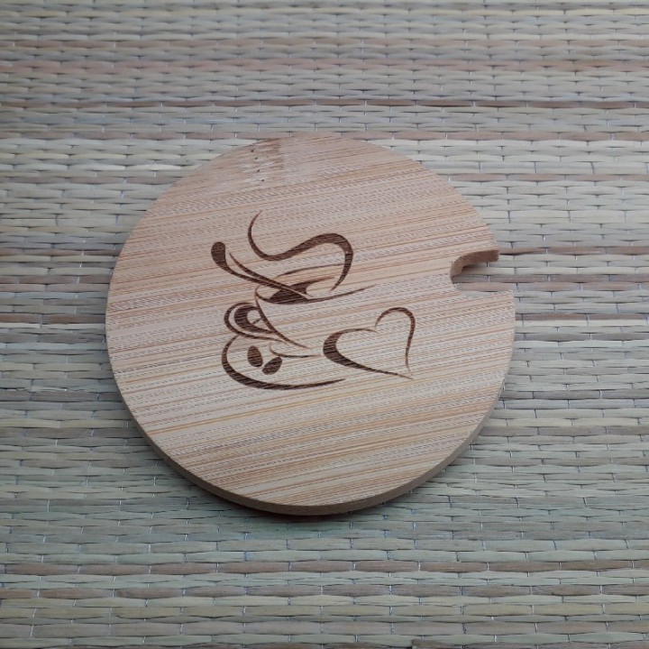 Puidust tassi kaas personaalse graveeringuga