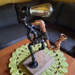 Лампа из труб  музыкант с индивидуальной гравировкой