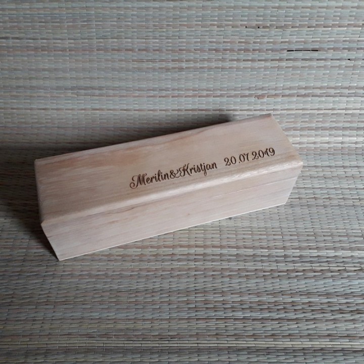 Деревянная подарочная коробка Размер- 6 x 20 x 6 cm с индивидуальной гравировкой