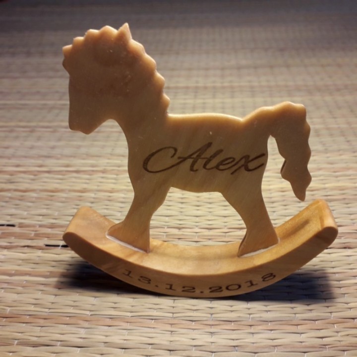 Деревянная лошадка на смотрины с индивидуальной гравировкой