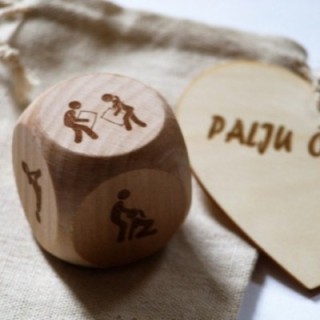 Деревянная игра в кости с индивидуальной гравировкой
