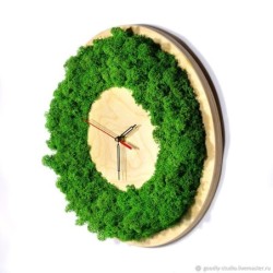 Деревянные настенные часы  с мхом с индивидуальной гравировкой
