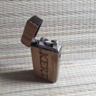 Зажигалка Тесла декорирована деревом с индивидуальной гравировкой