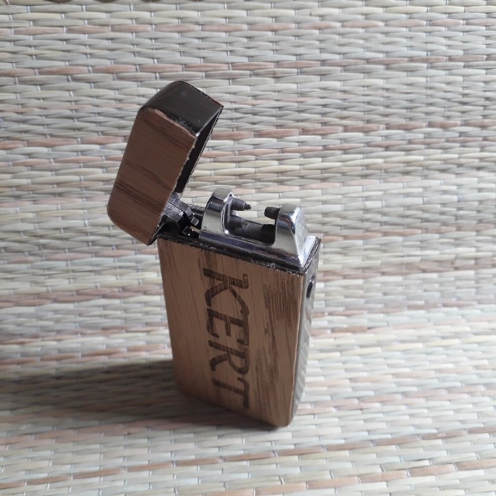 Зажигалка Тесла декорирована деревом с индивидуальной гравировкой