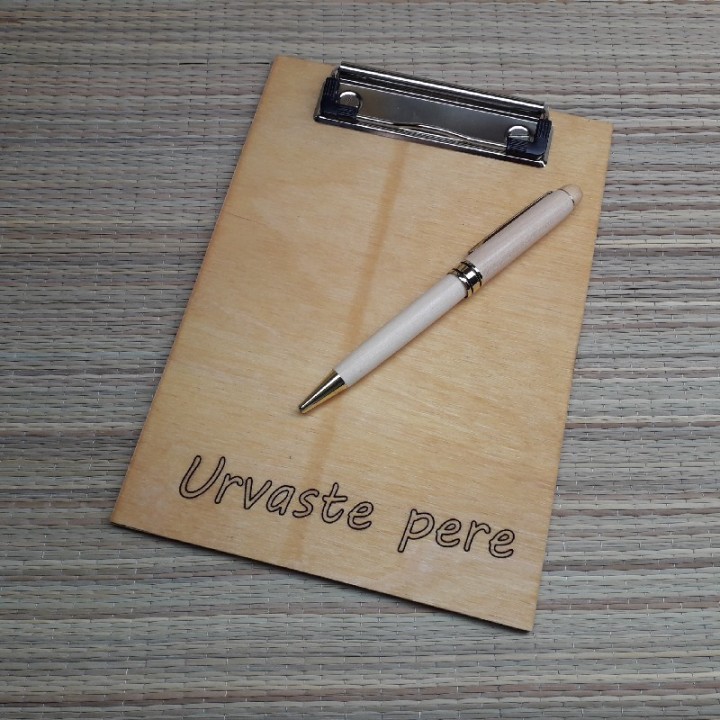 Деревянная подставка для записей или меню с индивидуальной гравировкой